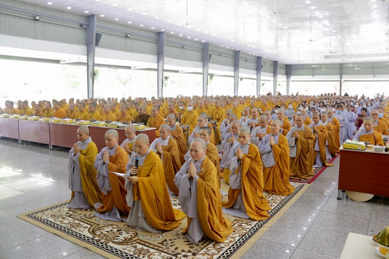 Chư Ni chùa Bồ Đề Lan Nhã cùng Phật tử tác pháp cúng dường