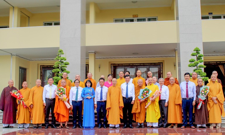 Tân Ban Trị sự GHPGVN tỉnh Đồng Nai chụp ảnh lưu niệm cùng lãnh đạo Tỉnh ủy - Ảnh: PGĐN