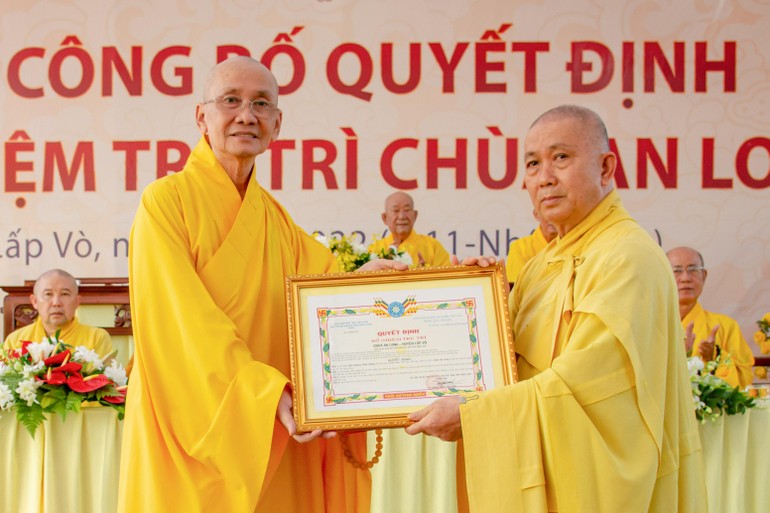 Hòa thượng Thích Chơn Minh trao quyết định bổ nhiệm trụ trì chùa An Long đến Hòa thượng Thích Hoằng Tri 
