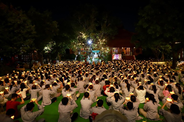 Phật tử dâng đèn hoa đăng cầu nguyện