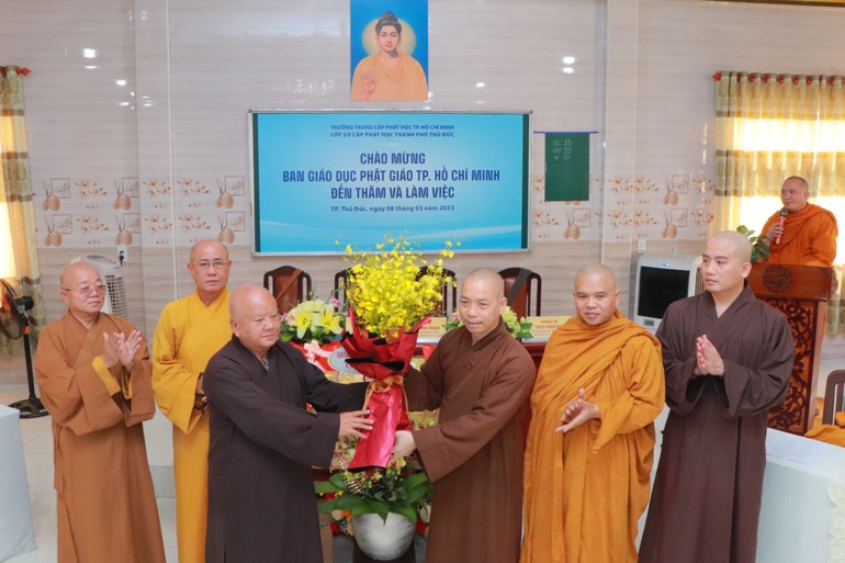 Ban Chủ nhiệm lớp Sơ cấp Phật học TP.Thủ Đức tặng hoa đến Ban Giáo dục Phật giáo TP.HCM