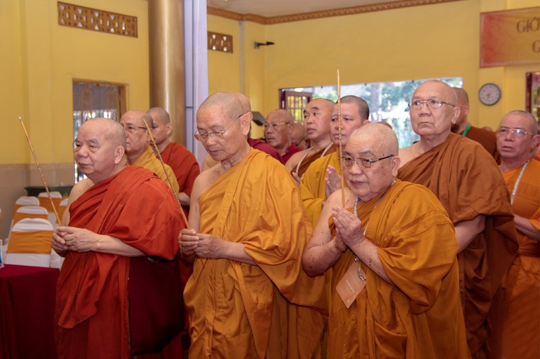 Chư tôn giáo phẩm hệ phái Phật giáo Nam tông Kinh niêm hương, đảnh lễ Tam bảo trước buổi lễ khai mạc giới trường chùa Bửu Quang - Ảnh: Nguyện Truyền/ BGN
