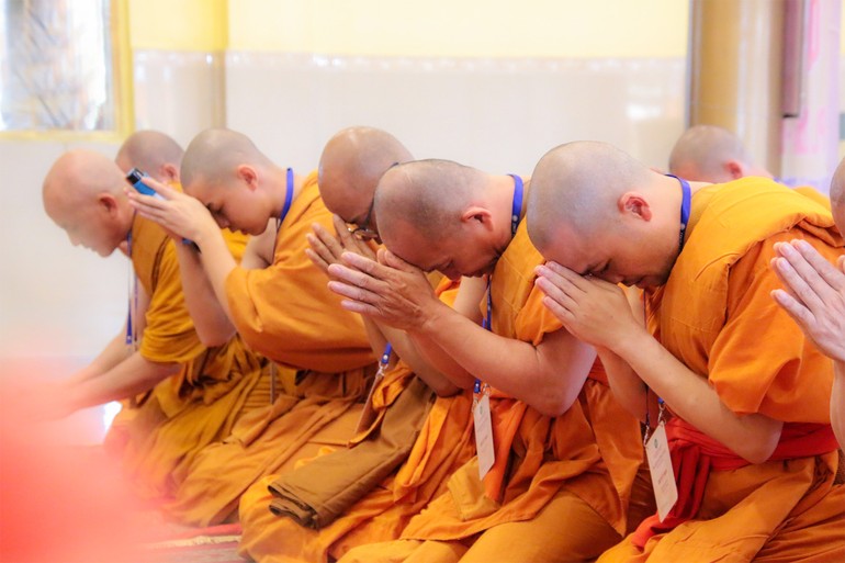 Giới tử hệ phái Phật giáo Nam tông Kinh đối trước Hội đồng Thập sư cầu thọ giới pháp - Ảnh: Nguyện Truyền/BGN