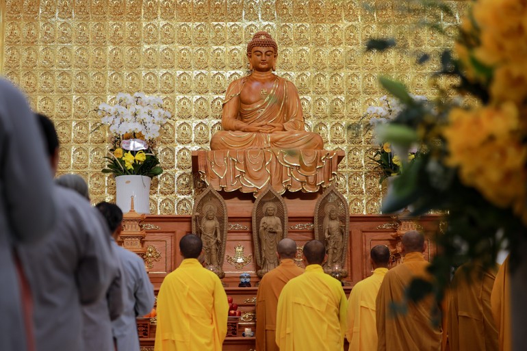 Tôn tượng Đức Phật Bổn sư Thích Ca Mâu Ni được an trí tại chánh điện tu viện Vạn Liên