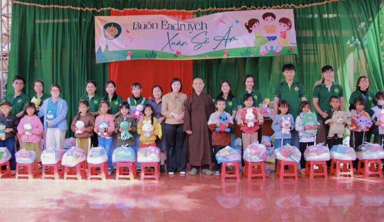 Các phần quà Tết được trao đến các em học sinh đồng bào dân tộc tại buôn Eadruich, H.Krông Buk, Đắk Lắk