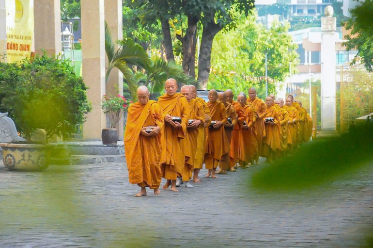 Chư tôn đức Giáo đoàn IV trì bình khất thực