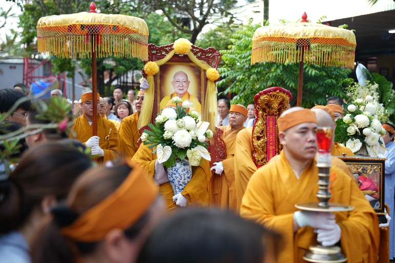 Cung thỉnh bát hương, linh mô, di ảnh, kim quan Hòa thượng Thích Huệ Cảnh rời Giác linh đường nhập bảo tháp