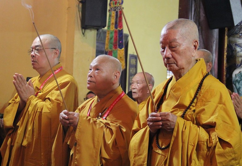 Chư tôn đức giáo phẩm lãnh đạo Hội đồng Chứng minh, Hội đồng Trị sự đã cử hành khóa lễ Tam bảo trước giờ khai mạc Đại hội đại biểu Phật giáo toàn quốc lần thứ IX