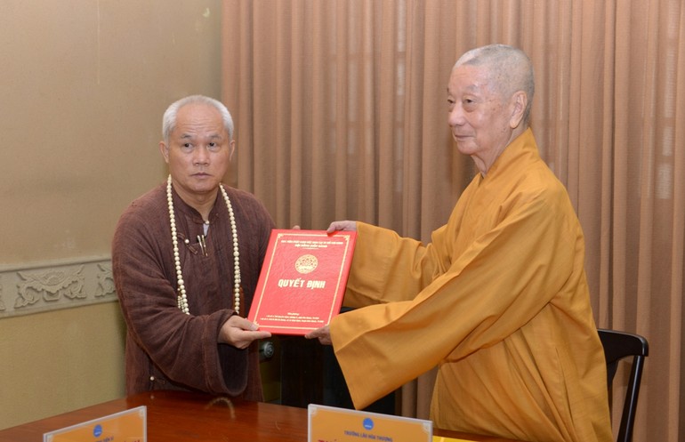 Thượng tọa Thích Giác Dũng đón nhận quyết định bổ nhiệm Trợ lý Viện trưởng Học viện Phật giáo VN tại TP.HCM từ Trưởng lão Hòa thượng Thích Trí Quảng - Ảnh: Bảo Toàn/BGN