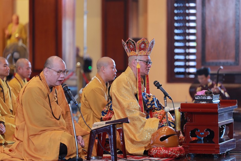 Lễ tưởng niệm chư vị Pháp chủ, chư vị Trưởng lão thành viên Hội đồng Chứng minh đã viên tịch cử hành tại Việt Nam Quốc Tự (Q.10, TP.HCM), bắt đầu với nghi thức Nghinh sư duyệt định theo truyền thống Phật giáo miền Bắc - Ảnh: Phùng Anh Quốc