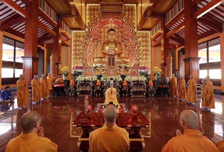 Trong Lễ tưởng niệm chư vị Pháp chủ và chư vị trưởng lão quá cố sáng 22-12 (10-11-Quý Mão), chư tôn đức Ban Kinh sư miền Trung đã cử hành nghi thức Phổ Phật cúng ngọ theo nghi thức truyền thống Phật giáo Huế - Ảnh: Phùng Anh Quốc