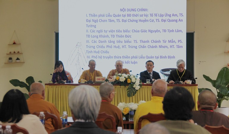 Chiều 31-12-2023, các đại biểu tham dự Hội thảo khoa học "Thiền phái Liễu Quán: Lịch sử hình thành và phát triển" đã bước vào các phiên chuyên đề của tại cơ sở II Học viện Phật giáo VN tại Huế - Ảnh: Quảng Điền