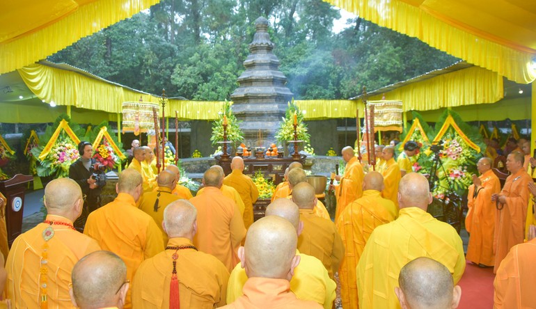 Sáng 19-11-Quý Mão (31-12-2023), lễ tảo tháp Đức Tổ sư Thiệt Diệu Liễu Quán đã được trang nghiêm tổ chức tại khu bảo tháp Tổ sư, núi Thiên Thai (TP.Huế) - Ảnh: Quảng Đạo
