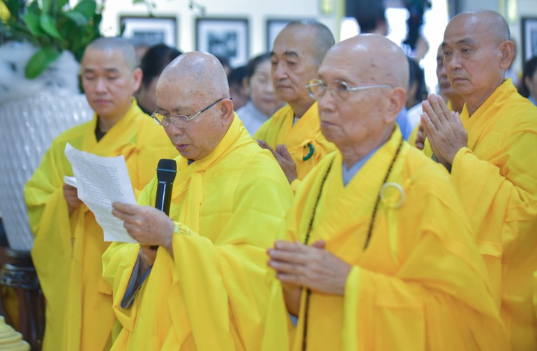 Hòa thượng Thích Hoằng Tri đọc lời khải bạch tại Lễ tưởng niệm 10 năm Đại lão Hòa thượng Thích Trí Tịnh viên tịch - Ảnh: Quảng Đạo