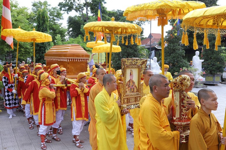 Phụng tống kim quan Hòa thượng Thích Huệ Trí nhập bảo tháp tại tổ đình Kim Tiên, cố đô Huế