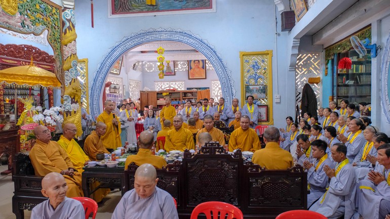 Quang cảnh lễ tổng kết và trao học bổng tại chùa Kim Thiền - Ảnh: Anh Phong