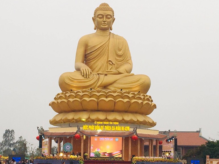 Tôn tượng Phật Thích Ca Mâu Ni cao 42m, đường kính phía dưới 32m tại chùa Phúc Lạc