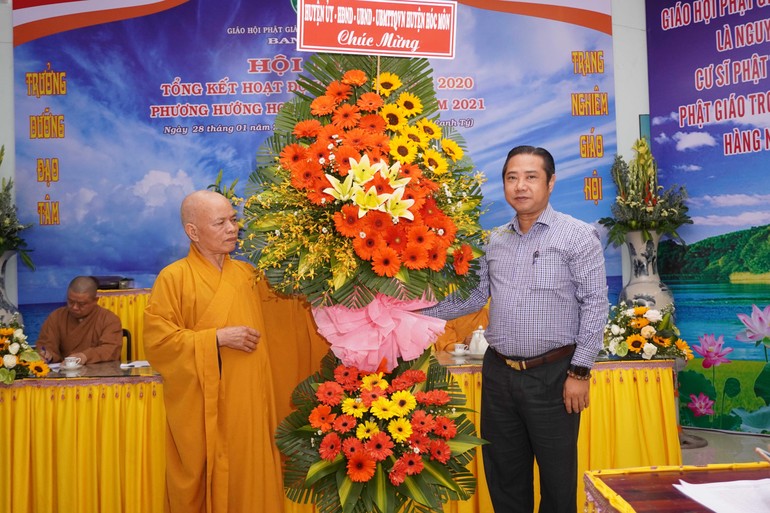 Ông Nguyễn Anh Tuấn, Phó Bí thư Huyện ủy huyện Hóc Môn tặng lẵng hoa chúc mừng tới Hòa thượng Thích Thiện Minh