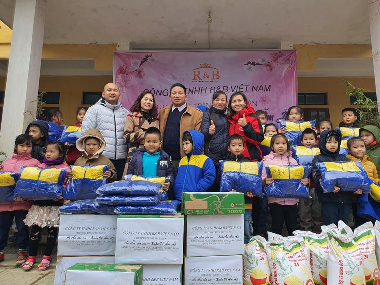 Đoàn từ thiện trao quà cho học sinh tỉnh Quảng Bình
