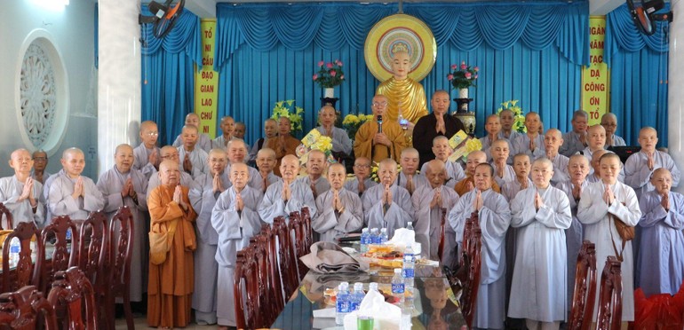 Chư Ni Phân ban Ni giới chụp ảnh lưu niệm nhân họp triển khai Phật sự đầu năm 2021