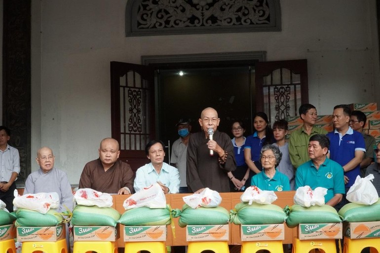 Hòa thượng Thích Thiện Đức phát biểu tại buổi trao quà chùa Phổ Quang