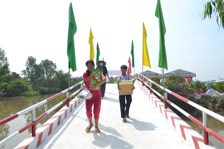 Đây là cây cầu kiên cố đầu tiên đối với 500 hộ dân tại ấp 5, xã Phong Mỹ