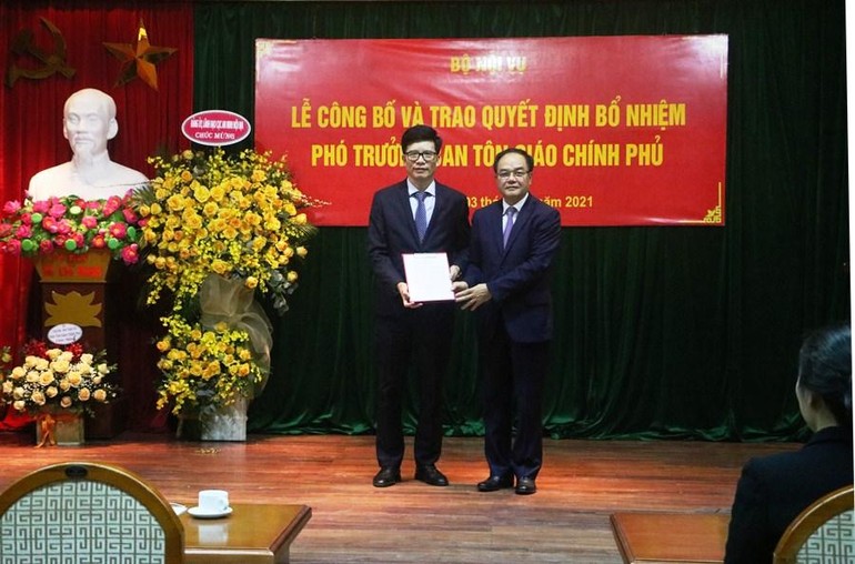 Ông Vũ Chiến Thắng trao quyết định bổ nhiệm đến ông Nguyễn Tiến Trọng