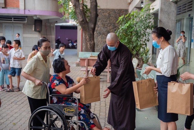 Đoàn từ thiện chùa Minh Đạo trao quà đến người tàn tật kém may mắn nhân đầu năm mới
