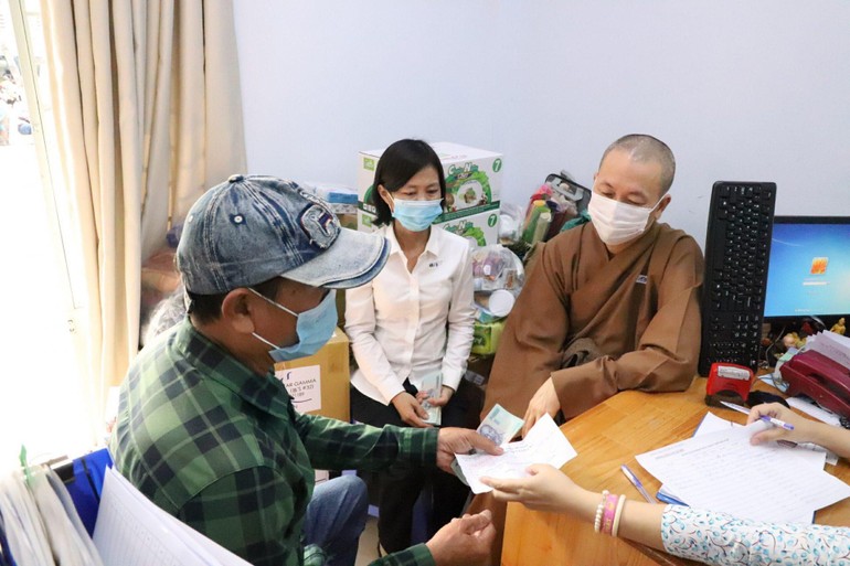 Đại đức Thích Huệ Định, Phật tử Thanh Thuận Như tặng quà cho các bệnh nhân ung bướu