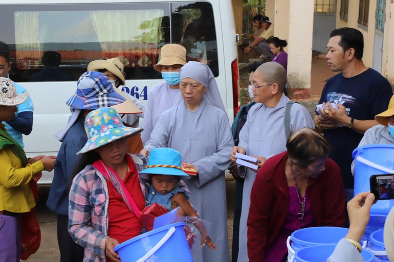 Đoàn từ thiện chùa Bồ Đề Lan Nhã và chùa Pháp Hưng thực hiện chuyến từ thiện tại tỉnh Kon Tum