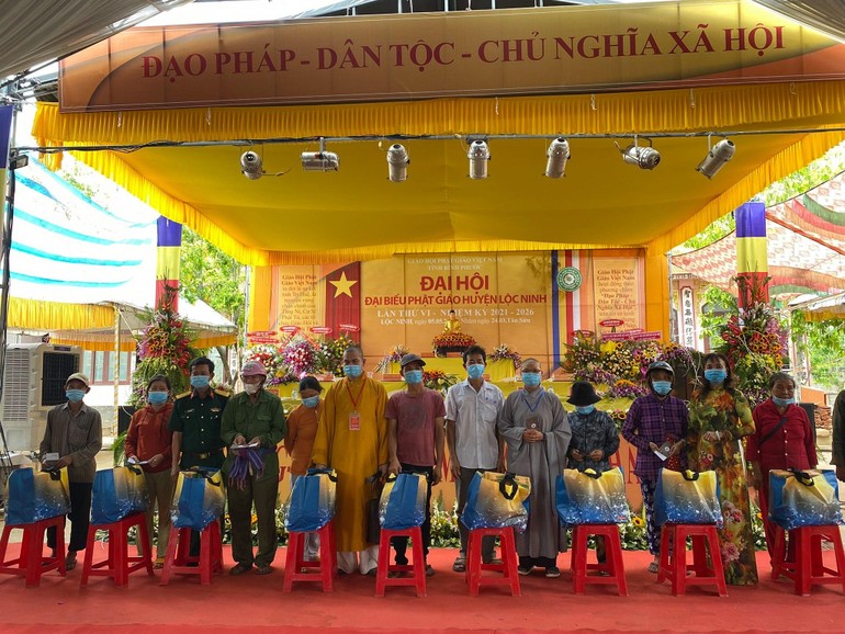 Nhân Đại hội đại biểu Phật giáo huyện Lộc Ninh, thiền viện Trúc Lâm Bình Phước trao 500 phần - Ảnh: CTV
