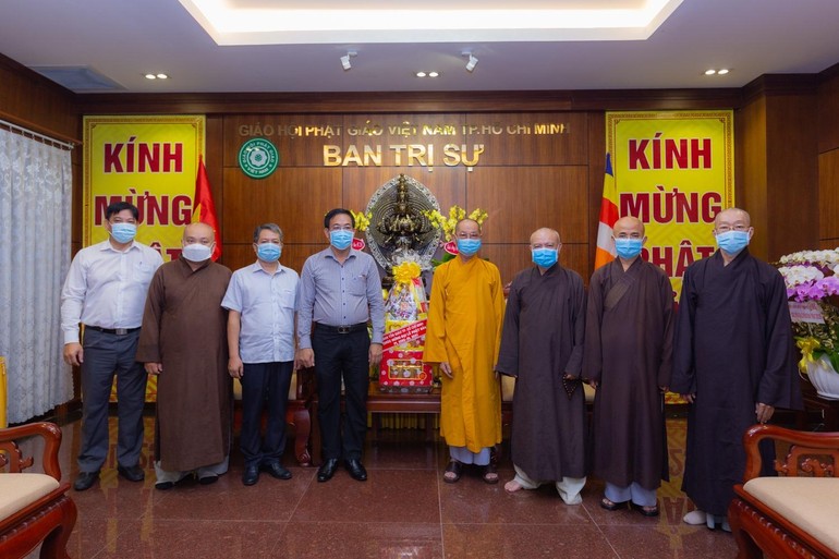 Ông Nguyễn Duy Tân trao quà chúc mừng Phật đản đến chư tôn đức Ban Trị sự GHPGVN TP.HCM