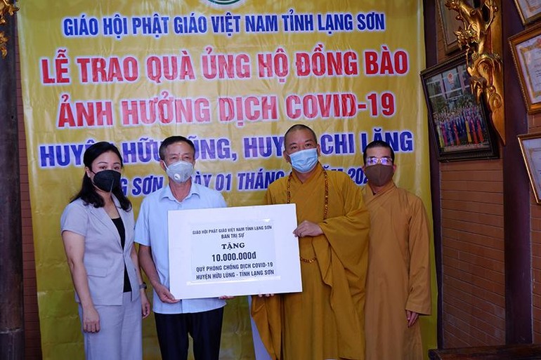Ban Trị sự Phật giáo tỉnh Lạng Sơn trao quà đến bà con vùng dịch huyện Hữu Lũng và Chi Lăng 