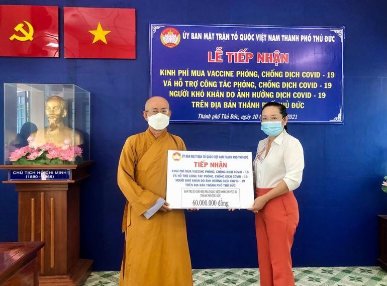 Hòa thượng Thích Minh Truyền trao số tiền ủng hộ đến bà Lê Thị Bấc, Phó Chủ tịch Ủy ban MTTQVN TP.Thủ Đức