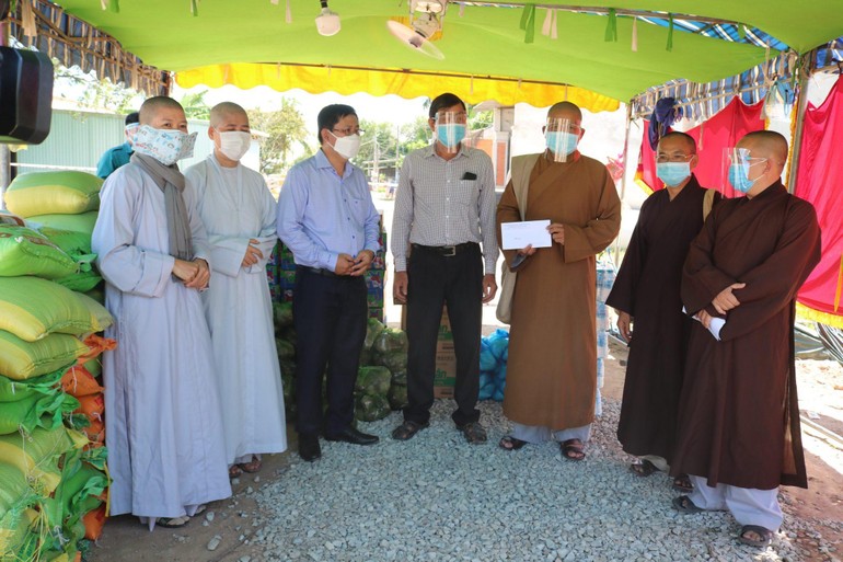 Ban Trị sự GHPGVN huyện Đức Hòa thăm, tặng quà 6 khu vực phong tỏa trên địa bàn huyện