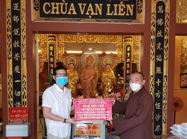Anh Nguyễn Minh Luân ủng hộ đến Thượng tọa Thích Lệ Quang 1,5 tấn gạo để tặng đến người nghèo