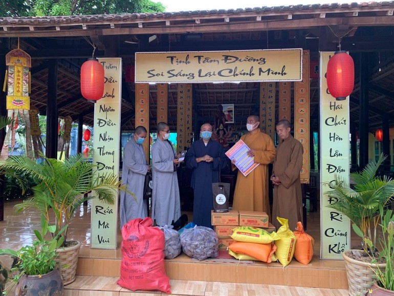 Thiền viện Trúc Lâm Bình Phước phối hợp Ban Trị sự GHPGVN huyện Lộc Ninh cúng dường đến chư Tăng Ni hành giả gần 40 tự viện, tịnh thất