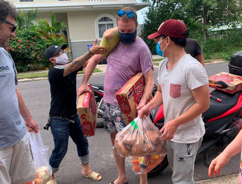 Người lao động nước ngoài tại TP.Nha Trang bị ảnh hưởng bởi Covid-19 nhận quà hỗ trợ - Ảnh: BTTXH TP