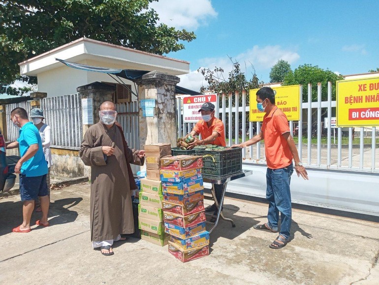 400 bánh chưng, nhu yếu phẩm của chùa Phước Ấm tặng đến bệnh nhân của hai bệnh viện