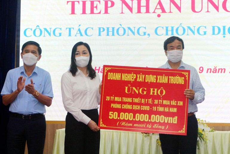 Cư sĩ Phật tử Nguyễn Văn Trường trao bảng ủng hộ 50 tỷ đồng cho công tác phòng chống dịch Covid-19