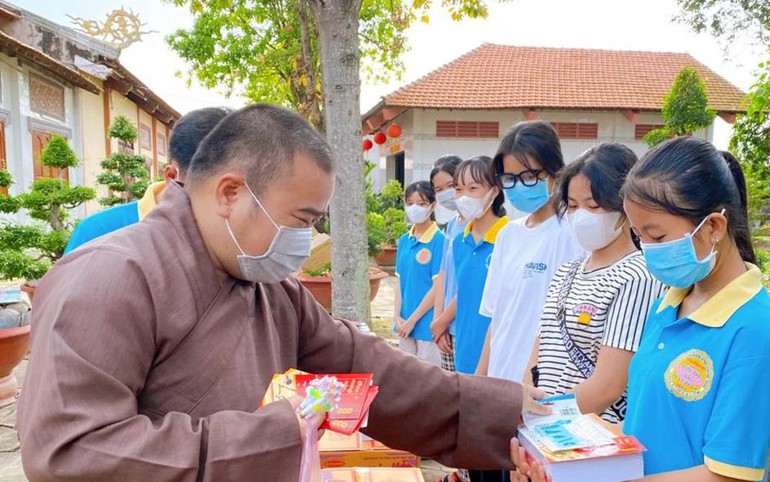 Chùa Phật Bửu trao học bổng cho các em học sinh vượt khó trong mùa dịch bệnh tại huyện Tân Thạnh