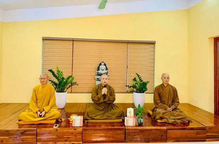 Chư Tăng trong buổi khai giảng lớp thiền Vipassana khóa 2 tại chùa Long Hưng
