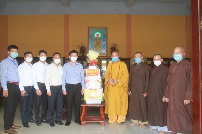 Ông Nguyễn Ánh Chức tặng quà đến Ban Trị sự Phật giáo tỉnh nhân chuyến thăm