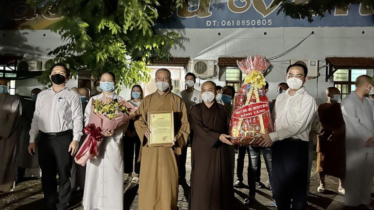 Lãnh đạo TP.Biên Hòa trao quà tri ân đến đại diện Ban Trị sự Phật giáo tỉnh Đồng Nai