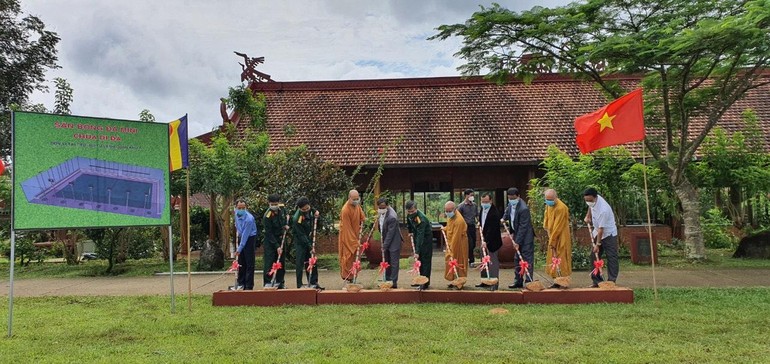 Nghi thức khởi công xây sân bóng mini tại chùa Di Đà