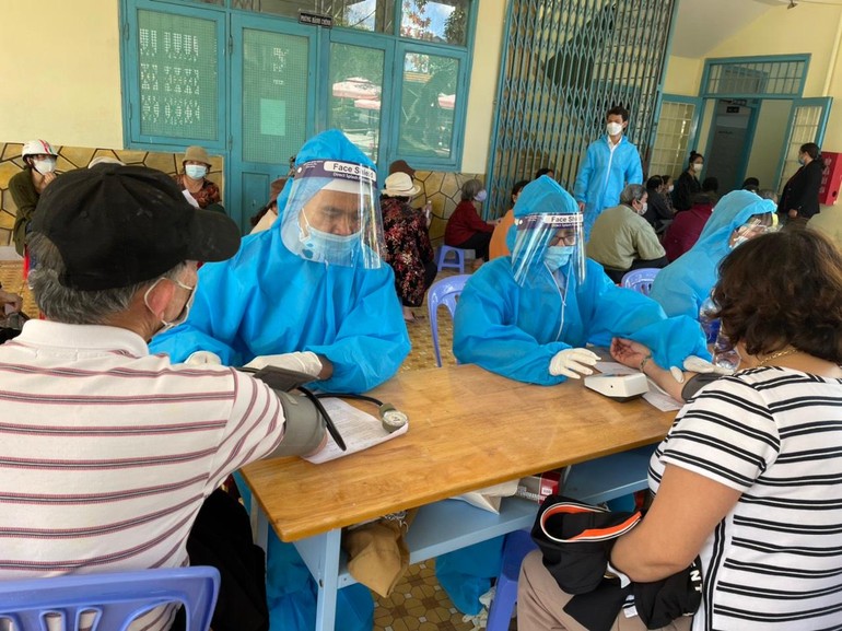 Các thầy thuốc hưu trí và Đại đức Thích Linh Toàn, Phòng khám Tuệ Tĩnh đường Linh Quang tham gia tiêm vắc-xin cho người dân