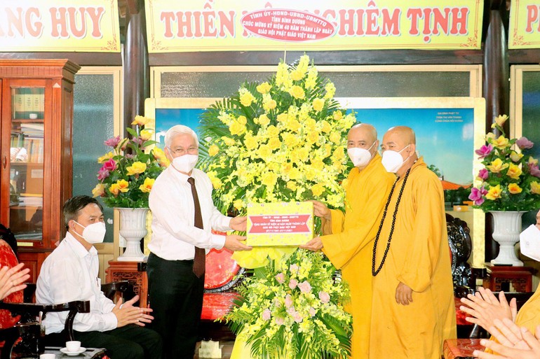 Ông Nguyễn Văn Lợi, Bí thư Tỉnh ủy trao hoa chúc mừng nhân Kỷ niệm 40 năm thành lập GHPGVN
