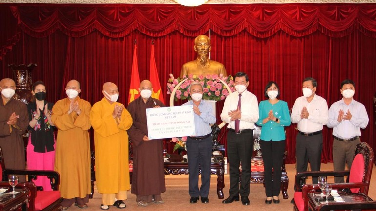 Thượng tọa Thích Thanh Phong trao bảng tượng trưng 10.000 túi thuốc và vật phẩm y tế đến đại diện tỉnh Đồng Nai
