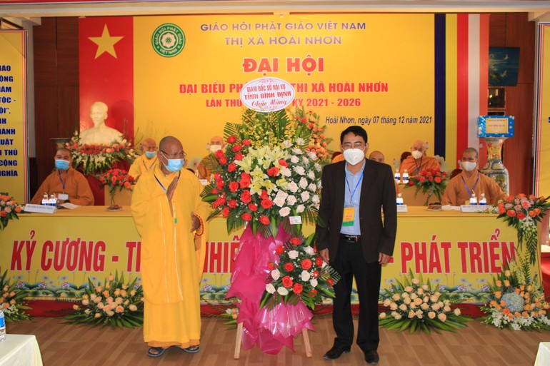 Lãnh đạo Ban Tôn giáo tỉnh tặng hoa chúc mừng Đại hội đại biểu Phật giáo thị xã Hoài Nhơn lần thứ VII (2021-2026)