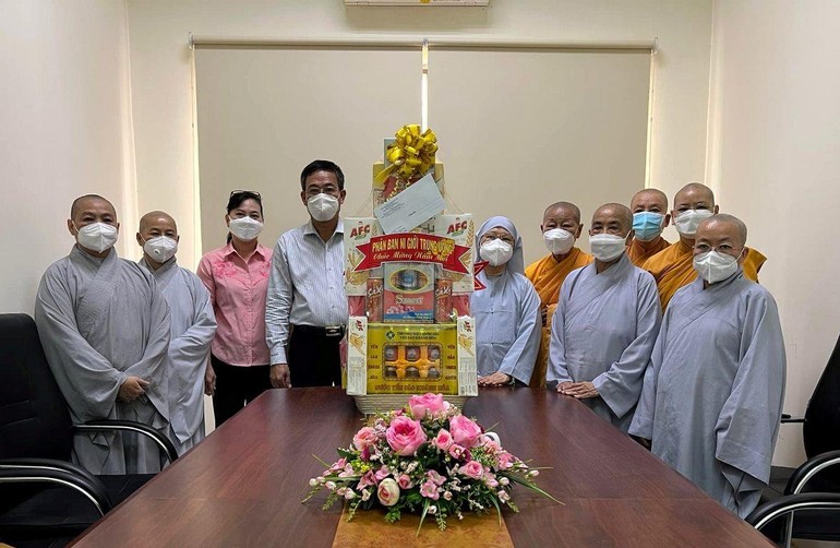 Ông Nguyễn Duy Tân, Trưởng ban Tôn giáo TP.HCM tiếp chư Ni chúc mừng năm mới 